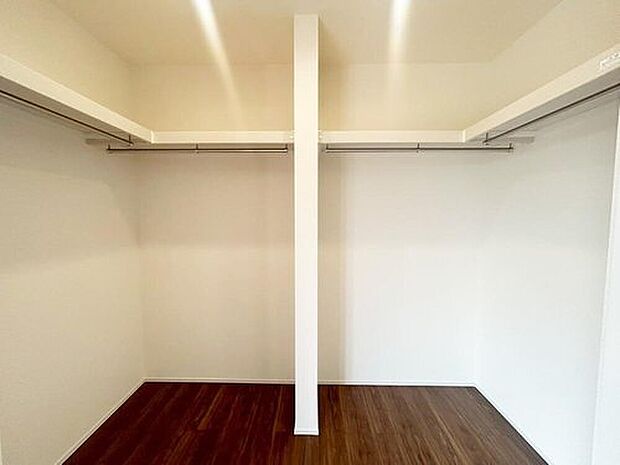 【収納】１号棟
大きな荷物も収納可能なウォークインクローゼット付き！季節ごとの入れ替え不要な嬉しい設備になっています♪