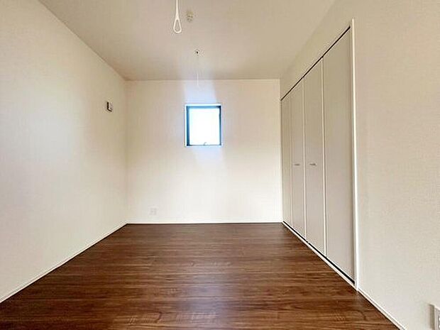 【リビング以外の居室】１号棟
リビングに隣接した約４．５帖の洋室。キッズスペースや書斎、客間としても使えて何かと便利な居室です♪