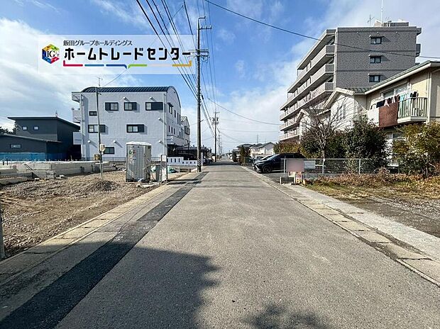 【前面道路含む現地写真】前面は北側6.0m道路です。交通量が少なくゆとりがあり、駐車も落ち着いて行える環境になっています。