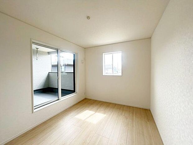 【リビング以外の居室】2号棟
2面採光を施した為、晴れの日の日中はいつも明るい室内に。窓を開放すれば気持ちの良い風が入り込んできます。