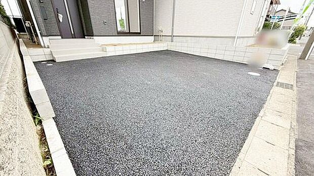 【駐車場】1号棟
並列に2台駐車ができるカースペースを確保しました。来客時も安心です♪セカンドカー用にもお使い頂けます。