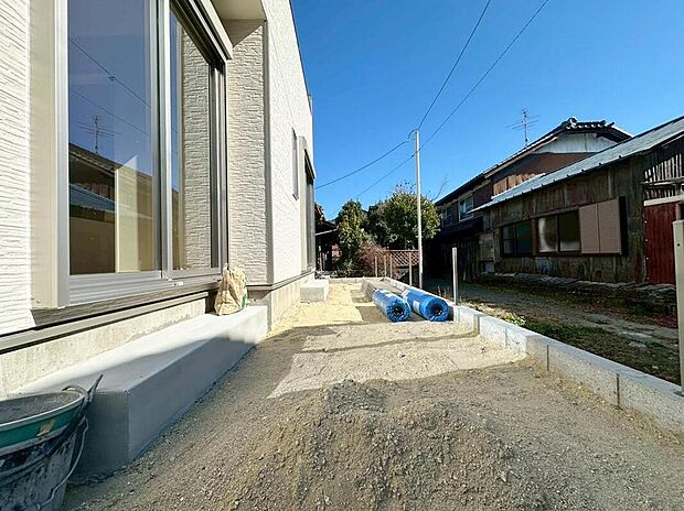 【庭】南側には、お庭がございます♪お子様の遊び場やガーデニング・家庭菜園などお好みにおうち時間をお楽しみいただけます♪