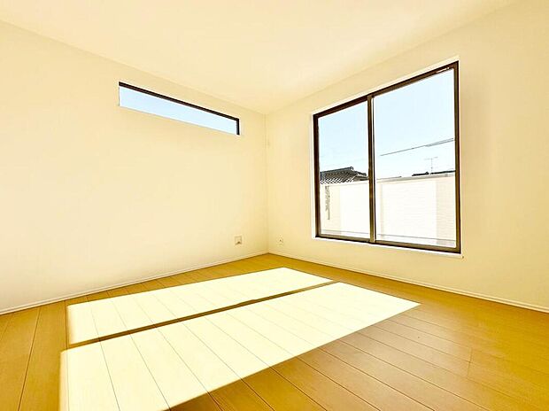【リビング以外の居室】2面採光を施した為、晴れの日の日中はいつも明るい室内に。窓を開放すれば気持ちの良い風が入り込んできます。