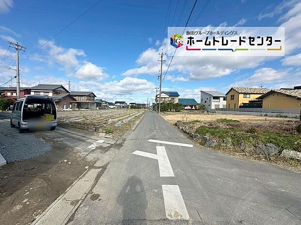 【前面道路含む現地写真】前面は北東側2.9m東側3.8m南側4.5m道路です。交通量も少なく、駐車も落ち着いて行える安心・安全の環境になっています♪