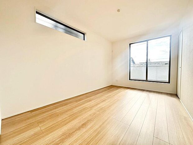 【リビング以外の居室】2号棟
2面採光を施した為、晴れの日の日中はいつも明るい室内に。窓を開放すれば気持ちの良い風が入り込んできます。