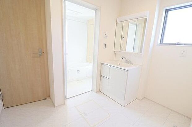 【洗面台・洗面所】１号棟
暮らしを快適にする三面鏡仕様の洗面化粧台。収納力と機能性に優れた使いやすい設備で、忙しい朝の身支度もスムーズに◎