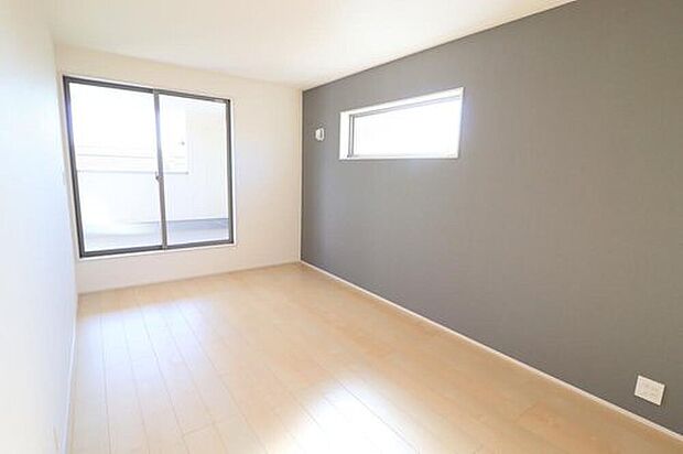 【リビング以外の居室】１号棟
２面採光を施した為、晴れの日の日中はいつも明るい室内に。窓を開放すれば気持ちの良い風が入り込んできます。