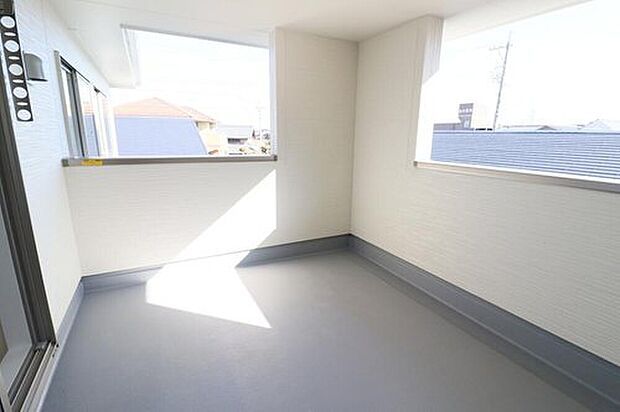 【バルコニー】１号棟
南向きのインナーバルコニー。家族分の洗濯物もしっかり干せます。日当たりも良く、毎日のお洗濯が楽しくなりそう♪