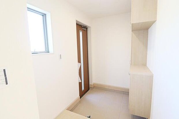 【玄関】１号棟
お家に出会う人々を迎える玄関だからこそ広々清潔感溢れる空間にしたいものです。便利な下駄箱収納付きで散らかりがちな玄関もすっきりと片付きます♪