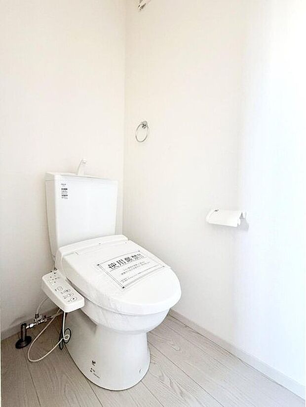 【トイレ】１階２階ともにウォシュレット付きのトイレとなっております。白を基調とした内装で清潔感のある空間に♪