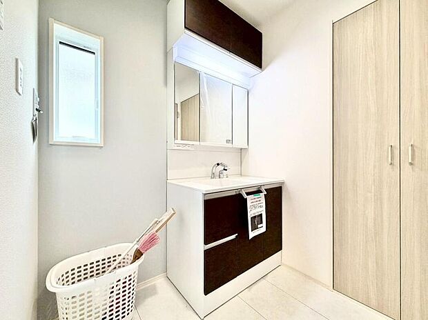 【洗面台・洗面所】暮らしを快適にする三面鏡仕様の洗面化粧台。収納力と機能性に優れた使いやすい設備で、忙しい朝の身支度もスムーズに♪