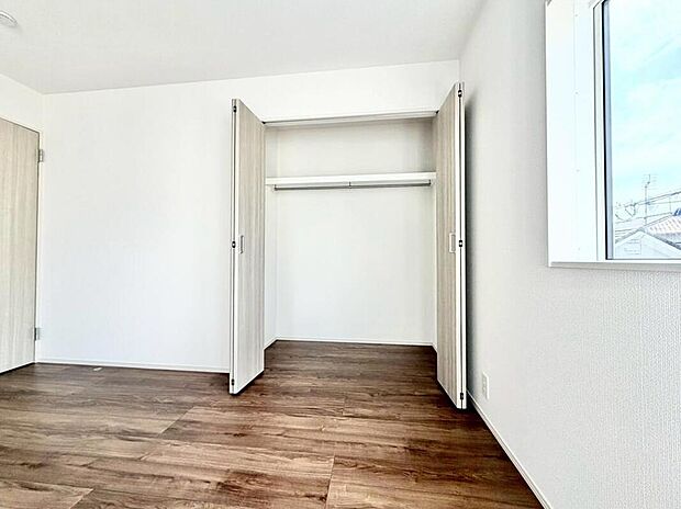 【収納】各居室に収納を設けました!お洋服をたくさんお持ちの方でもたっぷり収納できます。お部屋を最大限広くご活用いただけます♪