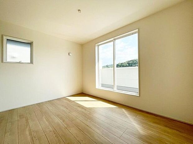 【リビング以外の居室】２号棟
２面採光を施した為、晴れの日の日中はいつも明るい室内に。窓を開放すれば気持ちの良い風が入り込んできます。