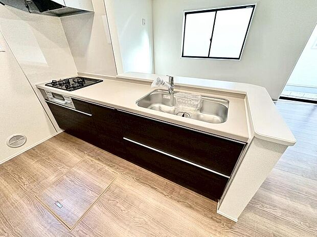 【キッチン】3号棟
収納力豊富なシステムキッチン。大型スライド収納付きで、すっきり片付けやすいキッチンです。床下収納もついています♪