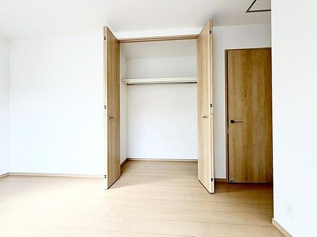 【収納】A号棟
各居室に収納を設けました!お洋服をたくさんお持ちの方でもたっぷり収納できます。お部屋を最大限広くご活用いただけます◎
