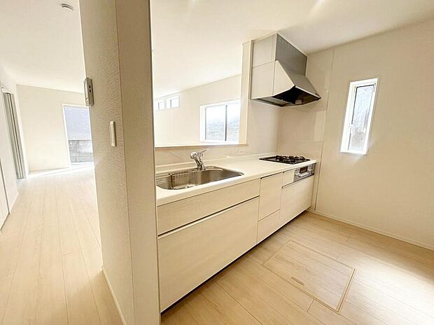 【キッチン】1号棟
収納力豊富なシステムキッチン。大型スライド収納付きで、すっきり片付けやすいキッチンです。床下収納もついています!