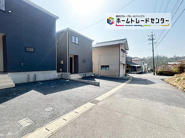 【前面道路含む現地写真】前面は北西側5.0m道路です。交通量も少なくゆとりがあり、落ち着いて駐車を行える環境になっております♪