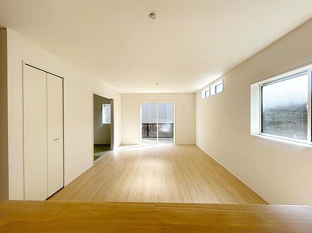 【リビング】1号棟
明るい雰囲気が心地いいリビング!採光良好です!家族団らんの時間も増えそうなくつろぎの場所になりそう☆