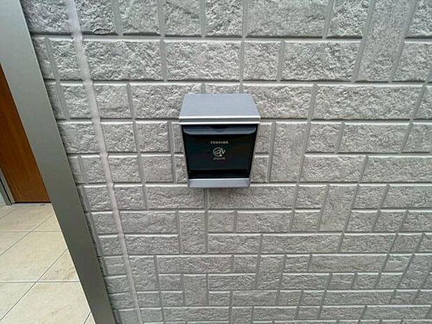 【電気自動車充電用コンセント（EVコンセント）】電気自動車・プラグインハイブリッド自動車専用の充電コンセントを設置しています。屋内に盗電防止スイッチを設置するため、盗電の心配はありません。
※ご利用される場合は、別途オプション工事が必要となります。