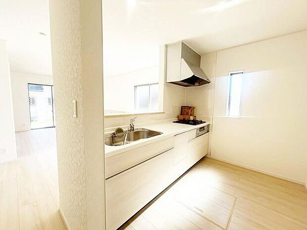 【キッチン】収納力豊富なシステムキッチン。大型スライド収納付きで、すっきり片付けやすいキッチンです。床下収納もついています♪