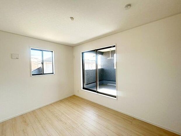 【リビング以外の居室】２面採光を施した為、晴れの日の日中はいつも明るい室内に。窓を開放すれば気持ちの良い風が入り込んできます。