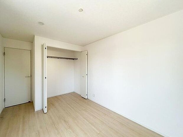 【収納】各居室に収納を設けました！お洋服をたくさんお持ちの方でもたっぷり収納できます。お部屋を最大限広くご活用いただけます♪
