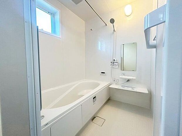 【浴室】３号棟
１坪以上広さを設けた浴室で、ゆったりバスタイム。お子様と一緒に入るにも充分な広さです。一日の疲れを癒せます☆