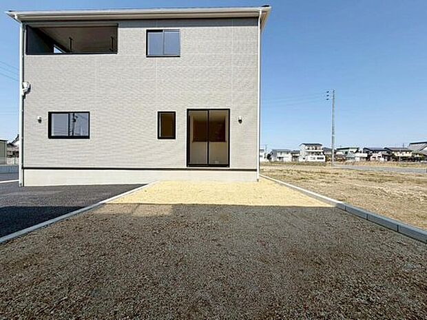 【庭】２号棟
南側には、お庭がございます♪お子様の遊び場やガーデニング・家庭菜園などお好みにおうち時間をお楽しみいただけます♪