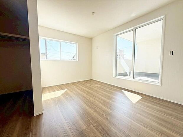 【リビング以外の居室】２面採光を施した為、晴れの日の日中はいつも明るい室内に。窓を開放すれば気持ちの良い風が入り込んできます。