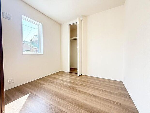 【リビング以外の居室】リビングに隣接した約３．７帖の洋室。キッズスペースや書斎、客間としても使えて何かと便利な居室です♪