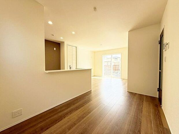 【リビング】明るい雰囲気が心地いいリビング♪採光良好です！家族団らんの時間も増えそうなくつろぎの場所になりそう♪