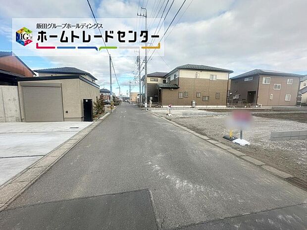 【前面道路含む現地写真】前面は北側５．４ｍ道路です。交通量も少なくゆとりがあり、駐車も落ち着いて行える環境になっています♪
