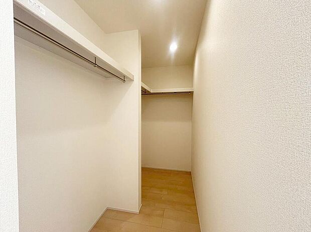 【収納】２号棟
大きな荷物も収納可能なウォークインクローゼット付き！季節ごとの入れ替え不要な嬉しい設備になっています♪