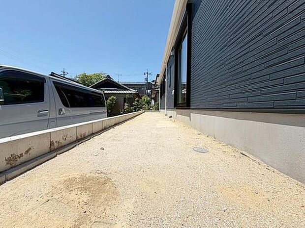 【庭】南側には、お庭がございます♪お子様の遊び場やガーデニング・家庭菜園など
お好みにおうち時間をお楽しみいただけます♪