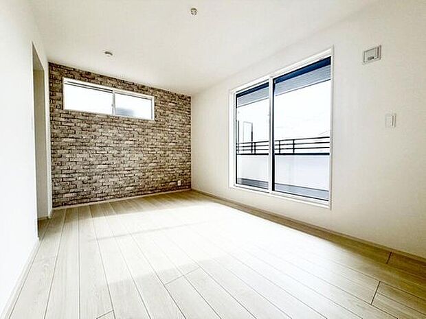 【リビング以外の居室】１号棟
２面採光を施した為、晴れの日の日中はいつも明るい室内に。窓を開放すれば気持ちの良い風が入り込んできます。