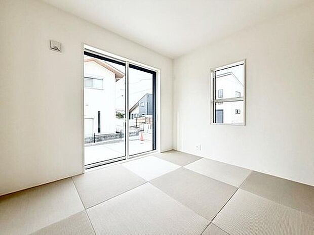 【和室】１号棟
リビングに隣接したホッと落ち着く５．２５帖の和室。キッズスペースや書斎としても使えて何かと便利な居室です♪