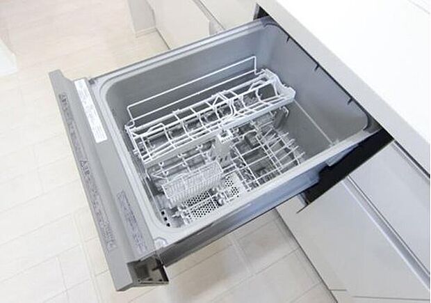 【食洗機】家事の時短で家族との時間が増えます！
キッチンにはビルトインの食洗機を標準で設置！後で購入した場合だと、排水設備や置場所を取りますが、そういった手間も省けます！家事の時短はもちろん、決まった水の量で洗うため節水にもなります。