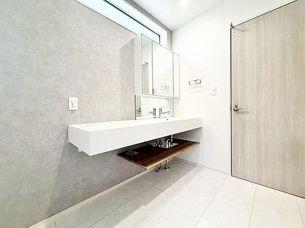 【洗面台・洗面所】１号棟
まるでホテルのような広々スタイリッシュな洗面化粧台。収納力と機能性に優れた使いやすい設備で、忙しい朝の身支度もスムーズに◎