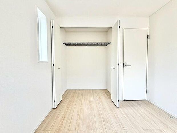 【収納】１号棟
各居室に収納を完備しておりますので、いつでもお部屋をすっきりとお使い頂けそうです。自分好みのインテリアやレイアウトを考えるのも楽しみです。