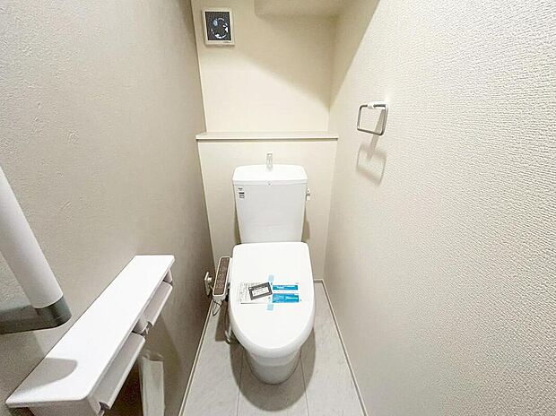 【トイレ】１階２階ともにウォシュレット付きのトイレとなっております。白を基調とした内装で清潔感のある空間に♪