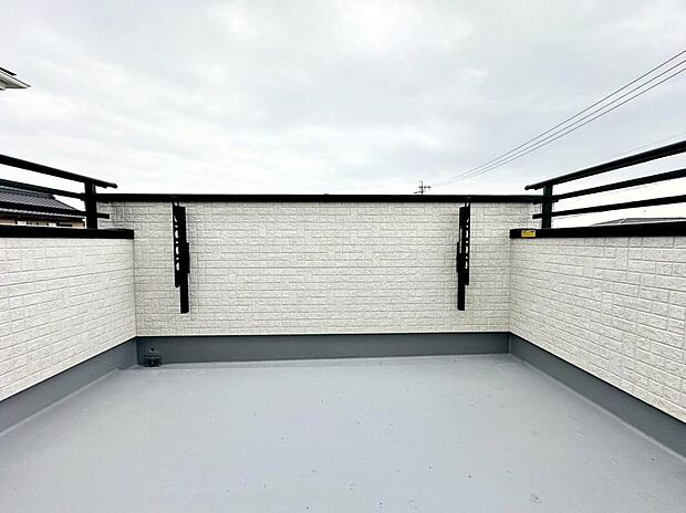 【バルコニー】３号棟
インナーバルコニーを採用しています！雨の日も洗濯物が濡れる心配がなく安心。日当たりもよく、毎日のお洗濯が楽しくなりそう♪