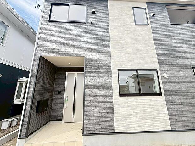 【現地外観写真】防犯カメラ完備です!不審者の侵入や空き巣、駐車場における車上荒らしなどの犯罪も防犯カメラによって抑えられます。
