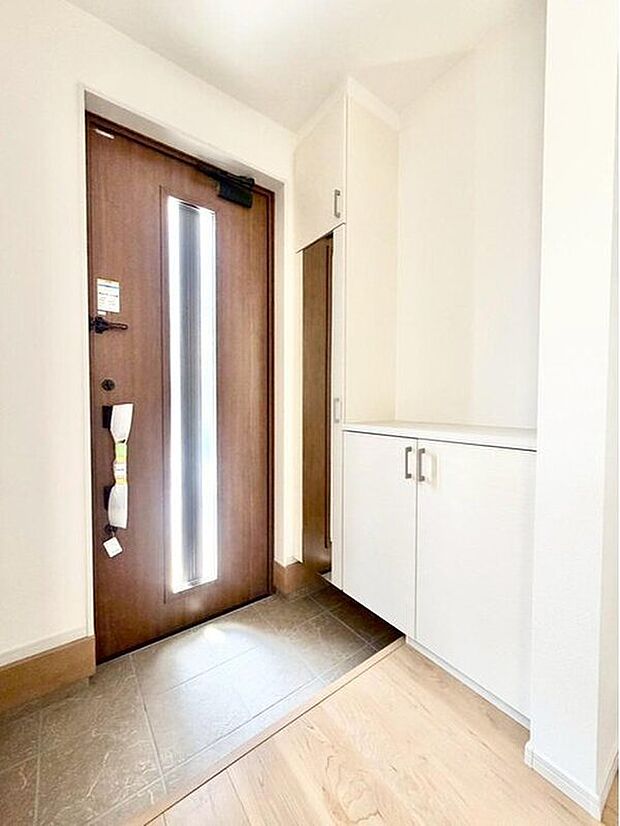 【リビング以外の居室】３号棟
明るくて清潔感溢れる玄関。便利な下駄箱収納付きです♪散らかりがちな玄関もすっきりと片付きます。　