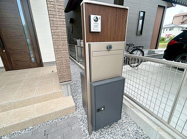 【その他】A号棟
不在時も便利な宅配ボックス付き♪時間を気にせず荷物を受け取れて便利です。たくさんお買い物をされるご家庭も安心です♪