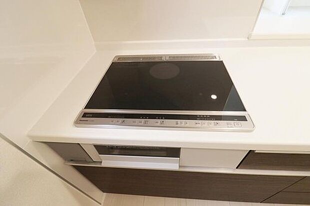 【キッチン】３号棟
オール電化を採用しています！基本使用料を一本化でき、キッチン回りのお掃除もラクラクスムーズです♪