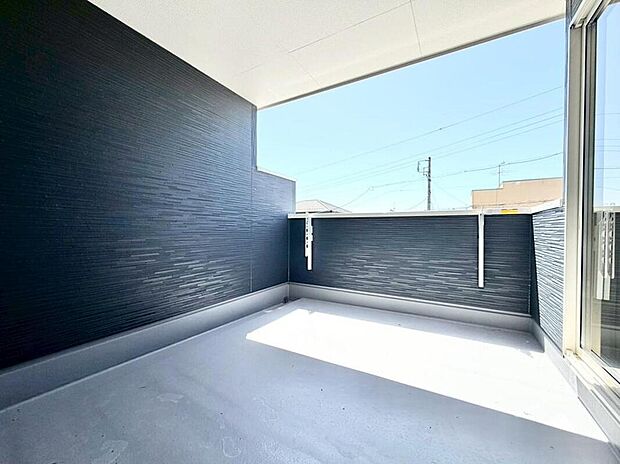 【バルコニー】１号棟
ルーフバルコニーを採用しています！雨の日も洗濯物が濡れる心配がなく安心。日当たりもよく、毎日のお洗濯が楽しくなりそう♪