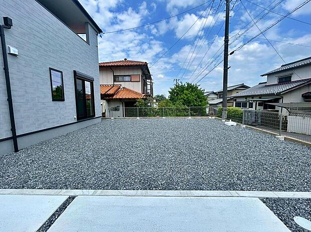【庭】ゆとりある砂利敷き採光スペースを確保！バイクや自転車のお手入れ、アウトドアなど趣味の時間も楽しめます。ご家族のライフスタイルに寄り添う、多目的に活用できる空間です。