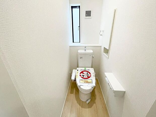 【トイレ】2号棟
ウォシュレット付きのトイレとなっております。採光も取れ、常に換気もでき綺麗な環境を保てますね♪