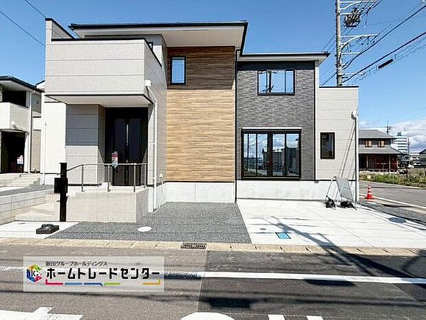 【現地外観写真】4号棟
異なる間取りと選べる生活スタイル☆
全棟堂々完成!ぜひ現地にて、現地ご見学の際はお気軽にお問い合わせ下さい☆