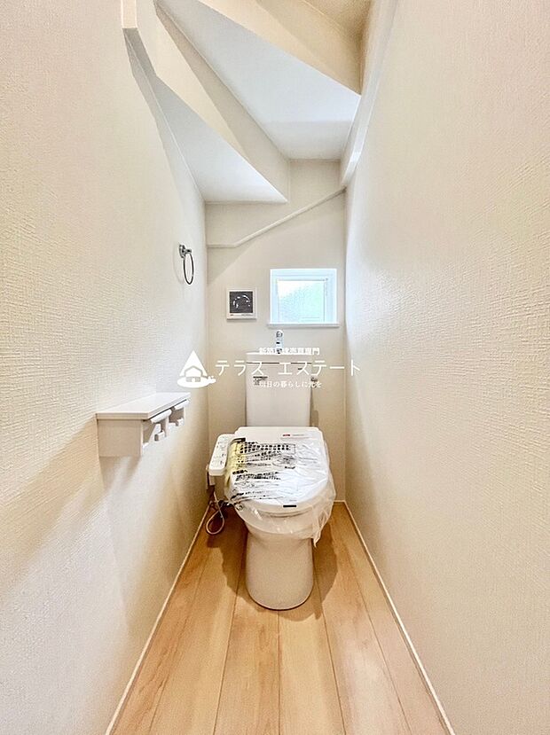 【トイレ】各階にトイレがございます。嬉しい設備が搭載された温水洗浄便座トイレです。